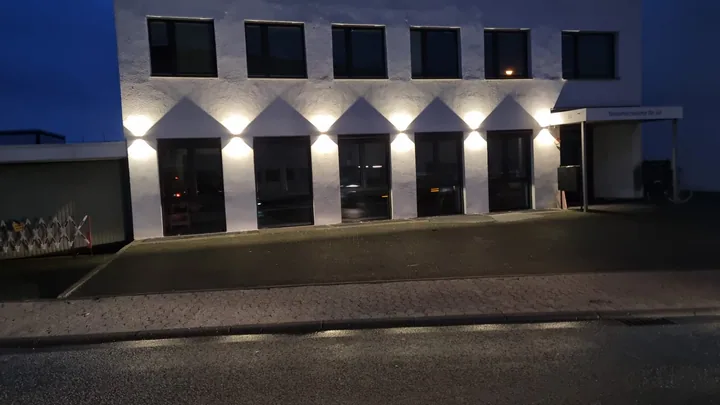 Außenbeleuchtung am Gewerbegebäude – Ansicht 5